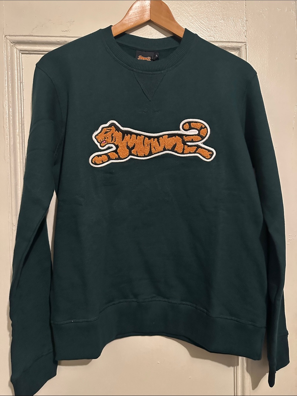 NWT Le Tigre Men’s Dark Green Crewneck with Orange Tiger Patch. Size Small.
